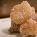 Versiones saladas y dulces del plato tradicional valenciano - Bunyols