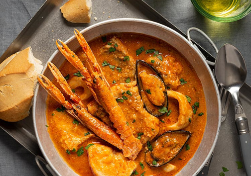 Descubre el origen y la preparación del clásico guiso de mariscos valenciano