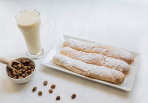 Servir horchata con fartons: una especialidad valenciana que debes probar